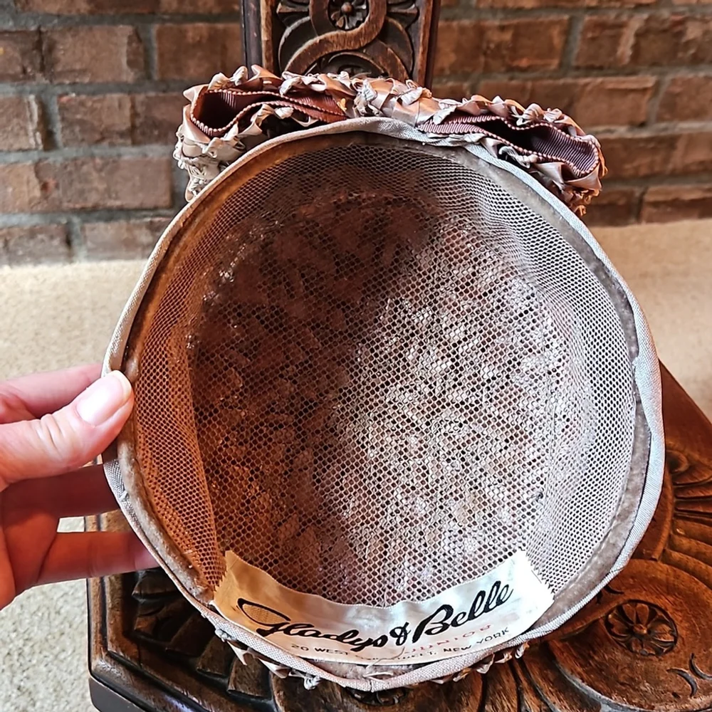 Vintage lovely grass and fabric ladies hat. Gladys & Belle NY 1940's or 50's - Picture 6 of 7